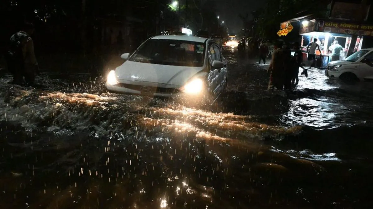 delhi-rains-waterlogged-roads-traffic-snarls-bring-ncr-to-standstill-red-alert-issued-for-heavy-rain-updates