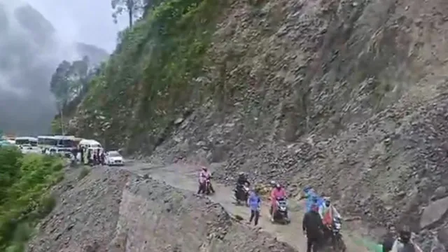 uttarakhand-traffic-resumes-on-road-near-chamolis-nandprayag-after-debris-clearance