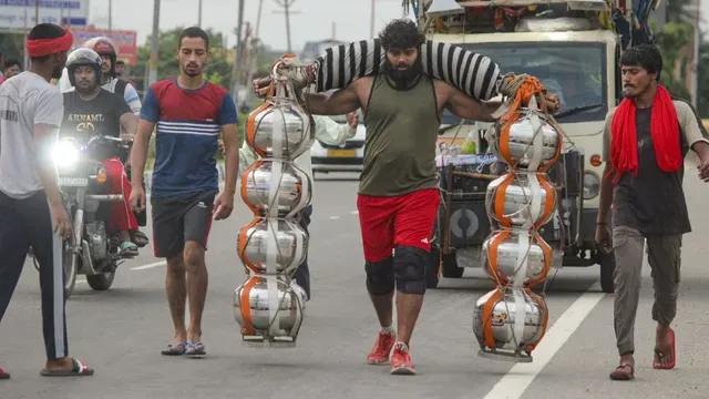 delhi-traffic-advisory-administration-issues-route-diversion-as-kanwar-yatra-2025-begins-today-check-list-of-roads-to-avoid