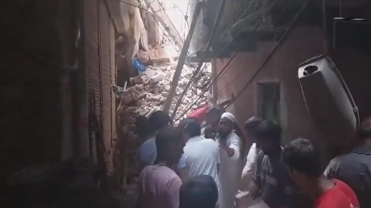 delhi-several-feared-trapped-as-fourstorey-building-collapses-in-welcome-area