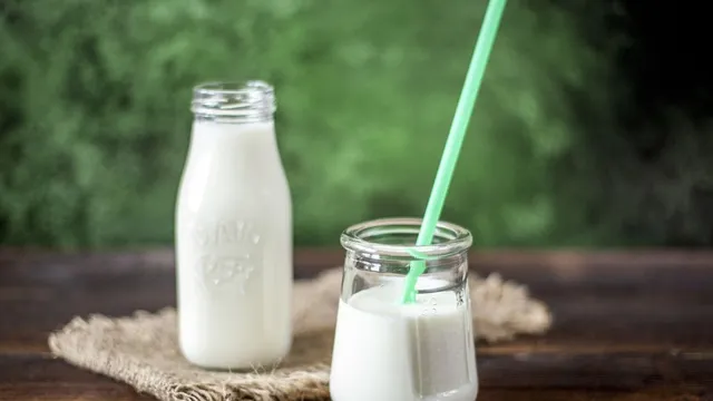 is-drinking-milk-before-bed-a-good-habit-according-to-ayurveda