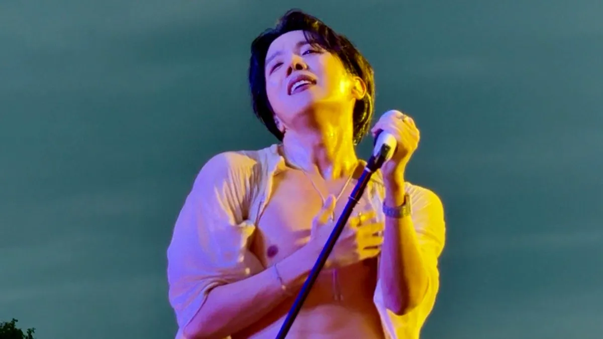 jhope-sets-lollapalooza-stage-on-fire-bts-jimin-and-v-turn-cheerleaders-in-most-adorable-way-photos