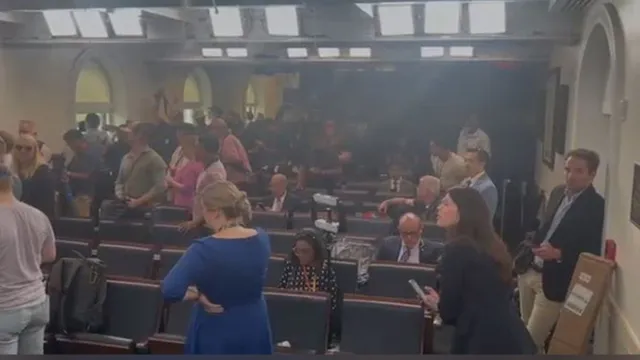 white-house-full-lockdown-secret-service-swings-into-action-after-somebody-threw-phone-over-fence