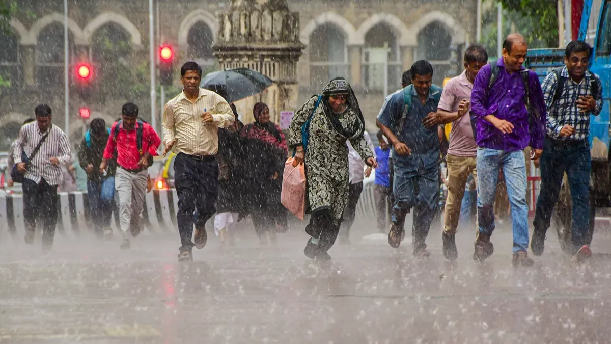 weather-update-heavy-rain-likely-in-delhincr-today-alerts-in-25-up-districts-flood-havoc-in-himachal-forecast