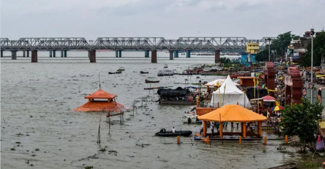 200-boats-swept-away-by-massive-storm-at-prayagrajs-sangam-ghat