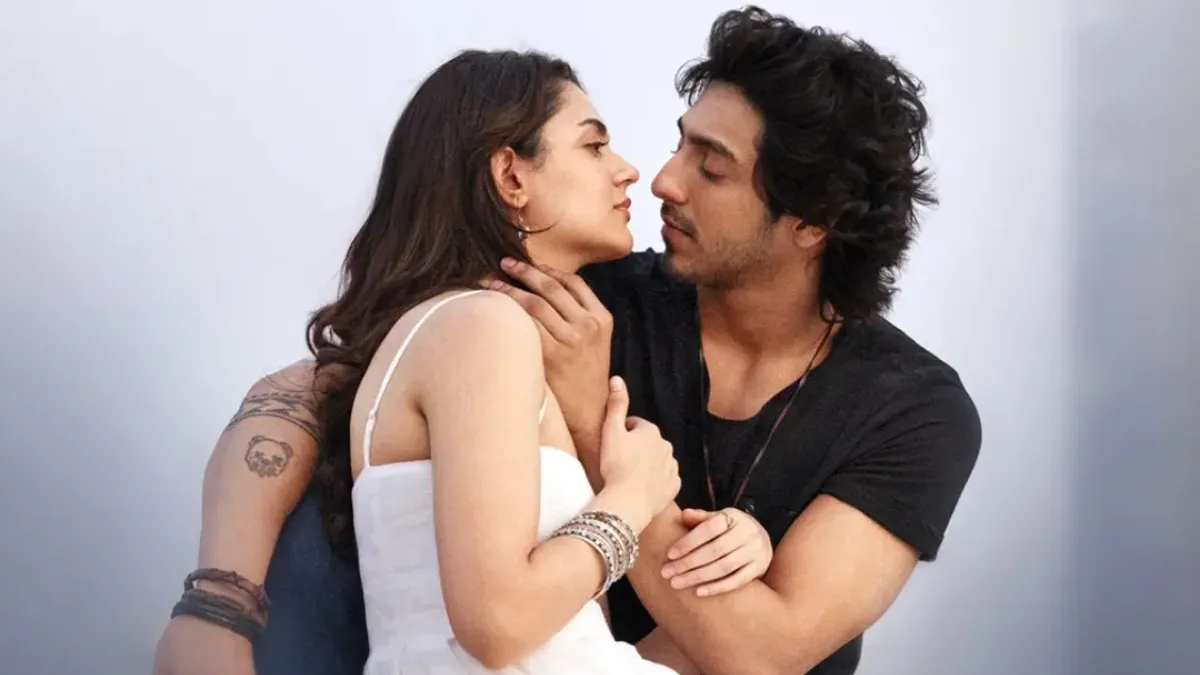 saiyaara-cbfc-cuts-10-seconds-scene-of-sensual-intimacy-body-exposure-visuals-from-ahaan-panday-aneet-padda-romantic-movie