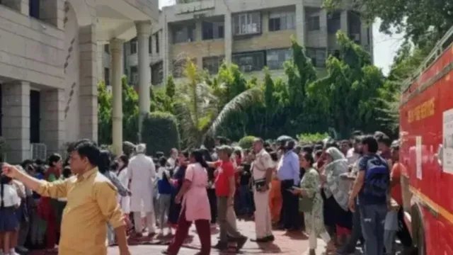 40-bengaluru-schools-receive-bomb-threats-after-blast-scare-at-20-delhi-schools-massive-search-on