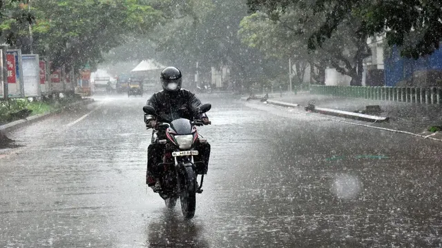bangalore-weather-forecast-heavy-rains-in-city-today-imd-issues-orange-alert-for-multiple-karnataka-districts