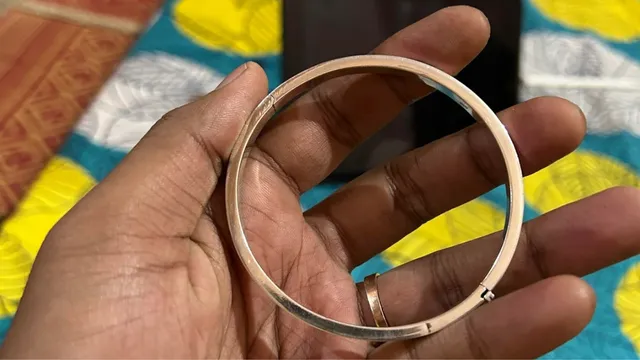 bengaluru-landlord-surprises-tenant-with-silver-kada-in-a-kindhearted-gesture-netizens-laud-this-farewell-gift