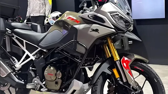 tvs-apache-rtx-300-to-launch-soon-check-engine-features-and-design