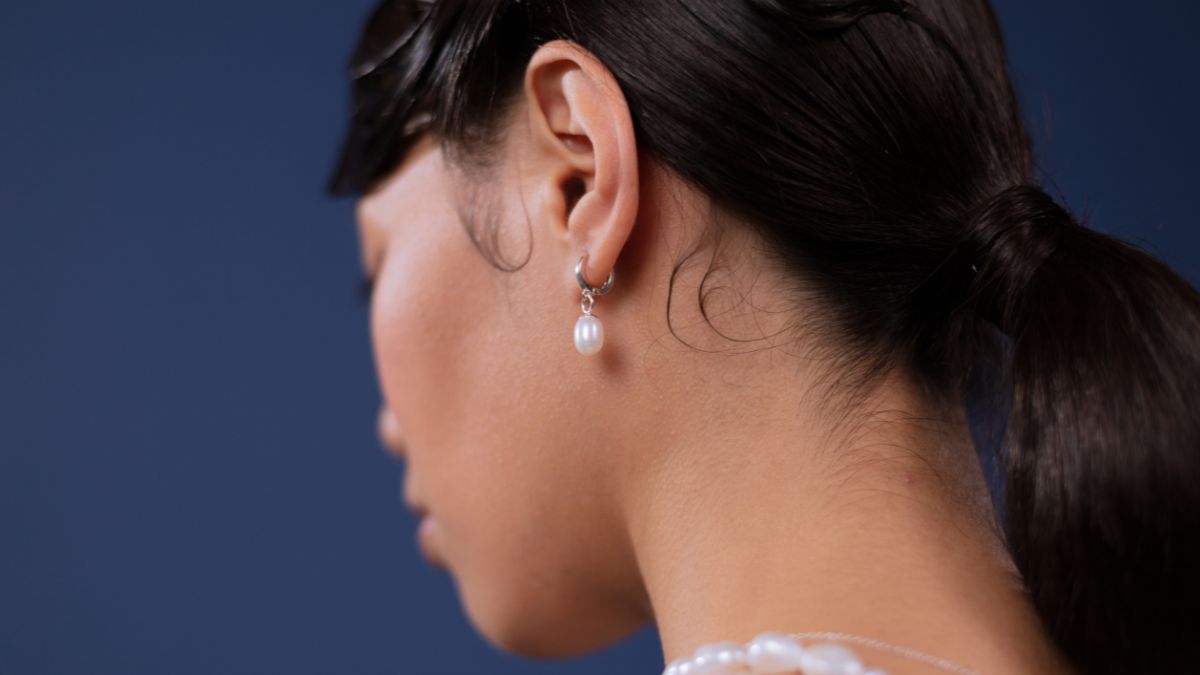 Viral Pearl Earring Theory