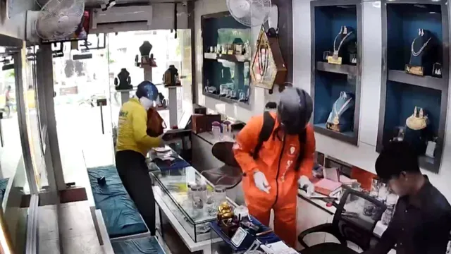 thieves-in-blinkit-and-swiggy-delivery-uniforms-rob-jewellery-store-in-ghaziabad-cctv-video-goes-viral