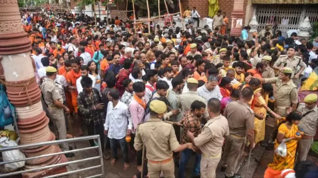 awshaneshwar-mahadev-temple-stamped-like-situation-after-wire-falls-on-crowd-during-sawan-darshan-in-up
