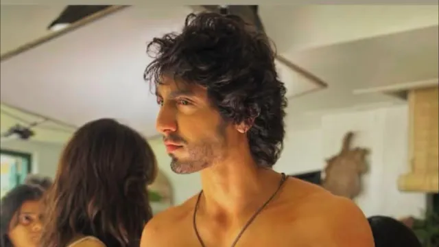 saiyaara-star-ahaan-panday-drops-steamy-shirtless-photos-in-towel-on-instagram-netizens-call-him-too-hot-to-handle