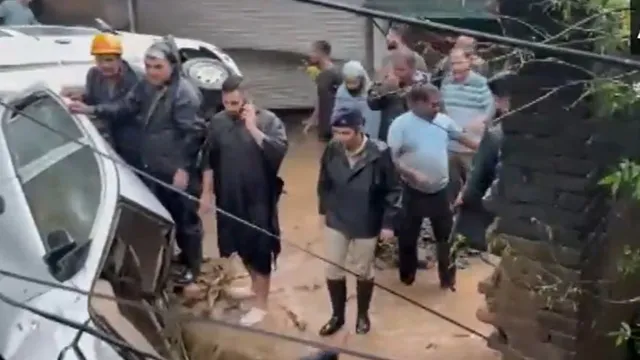 himachal-weather-frightening-visuals-of-cars-stuck-in-flood-waters-as-mandi-battles-incessant-rains-forecast-watch