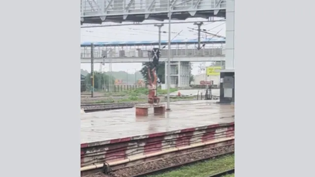 elderly-man-performs-yoga-in-heavy-rain-on-railway-platform-leaves-internet-amazed-by-his-dedication-viral-reddit-post