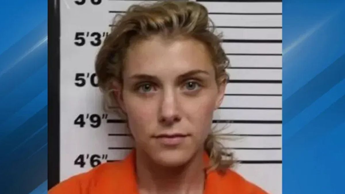 結婚した教師は、レイプにもかかわらず、刑務所の時間を避け、明示的なSnapchat画像をマイナーに送信した場合の性的人身売買容疑。これが方法です