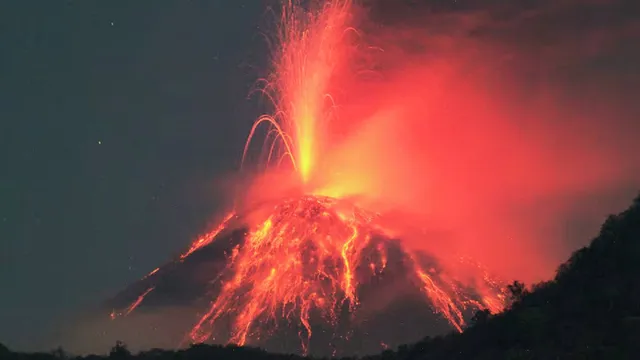 indonesia-volcano-mount-lewotobi-laki-laki-erupts-in-largest-volcanic-event-since-2010-video