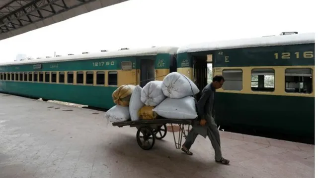 pakistan-rail-tragedy-ten-coaches-of-islamabad-express-derail-near-sheikhupura-lahore-latest-updates-and-resue-efforts