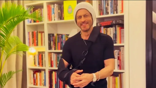 worried-fans-notice-shah-rukh-khan-arm-in-cast-in-national-award-winning-speech-wish-for-speedy-recovery