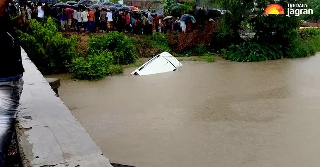 up-road-accident-11-devotees-killed-4-rescued-after-bolero-plunges-into-canal-in-gonda