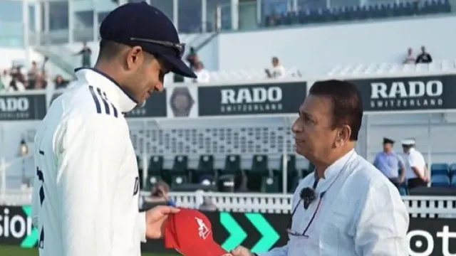 ind-vs-eng-shubman-gill-receives-special-gift-from-legendary-sunil-gavaskar-india-national-cricket-team-vs-england-cricket-team-at-oval