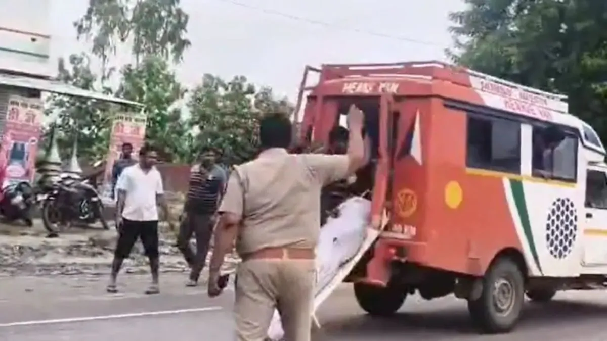 up-shocker-family-throws-body-onto-highway-from-ambulance-in-protest-after-man-dies-in-liquor-dispute