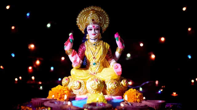 varalakshmi-vratam-2025-7-powerful-remedies-to-make-goddess-lakshmi-happy-and-amass-financial-luck