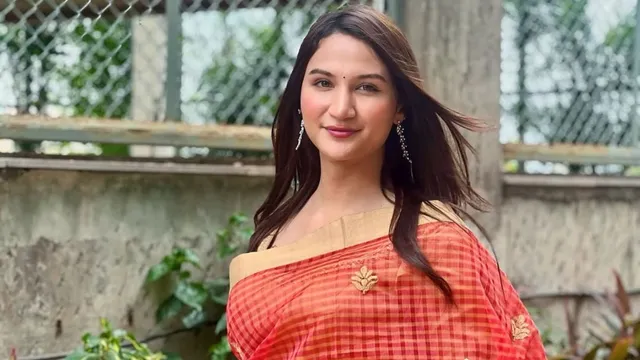 anaya-bangar-channels-kareena-kapoors-iconic-look-rocks-moms-traditional-saree-poo-bani-parwarti