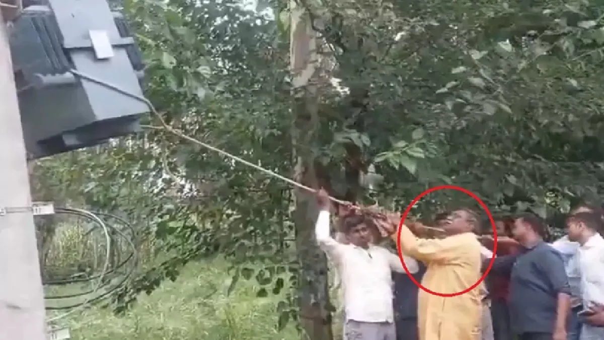 sitapur-power-outage-creates-drama-after-je-asks-up-minister-suresh-rahi-to-carry-faulty-transformer-to-power-station