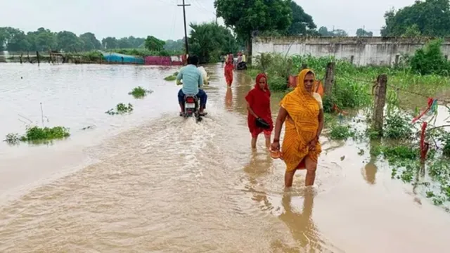 up-weather-heavy-rains-in-up-schools-closed-trains-cancelled-lucknow-rain-varanasi-prayagraj-weather-red-alert-in-up-weather-news