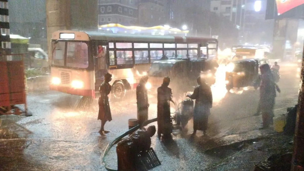 hyderabad-weather-heavy-rain-causes-waterlogging-traffic-snarls-across-city