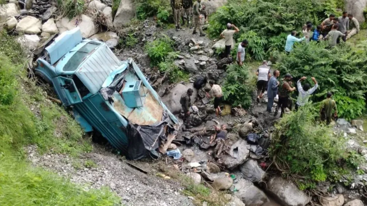 jk-bus-carrying-crpf-jawans-meets-with-accident-in-udhampur-casualties-feared-rescue-on