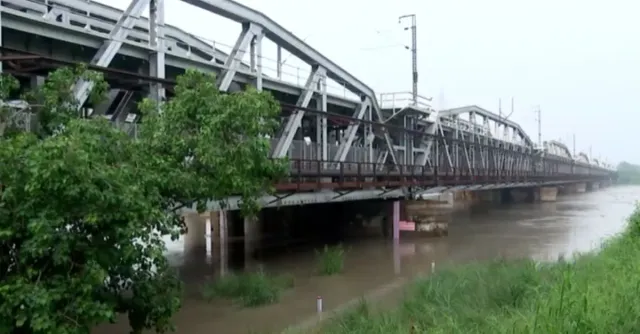 delhi-yamun-crosses-warning-mark-amid-monsoon-showers-floodlike-situation-in-prayagraj-varanasi