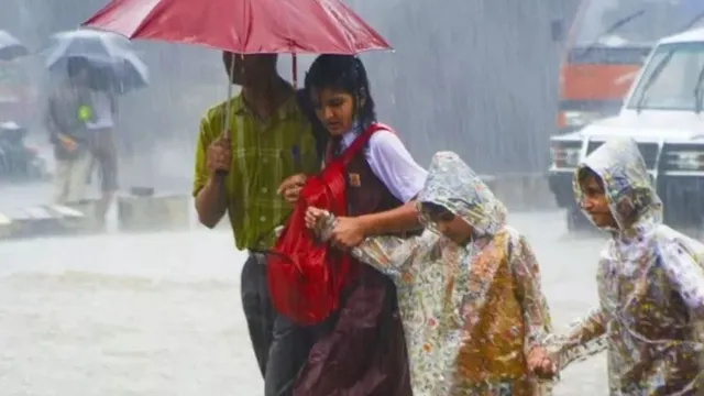 up-weather-update-heavy-rain-alert-in-prayagraj-30-other-districts-flood-like-situation-in-varanasi