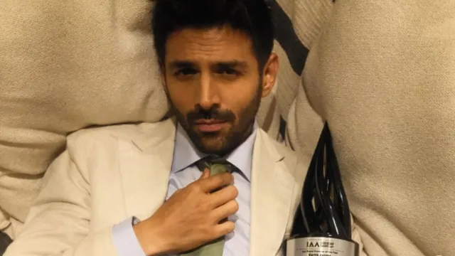 kartik-aaryan-bags-brand-endorser-of-the-year-at-iaa-leadership-awards-2025