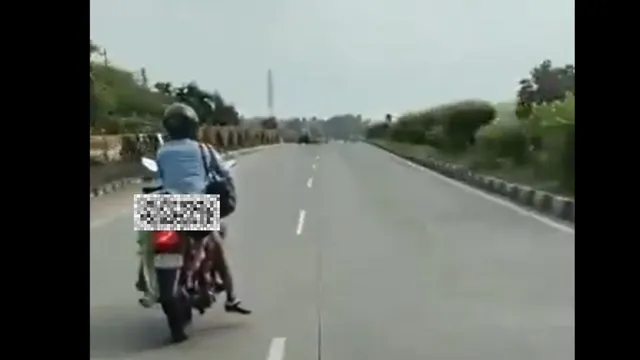 nagpur-tragedy-man-carries-dead-wife-on-bike-after-passersby-refuse-to-help-incident-goes-viral