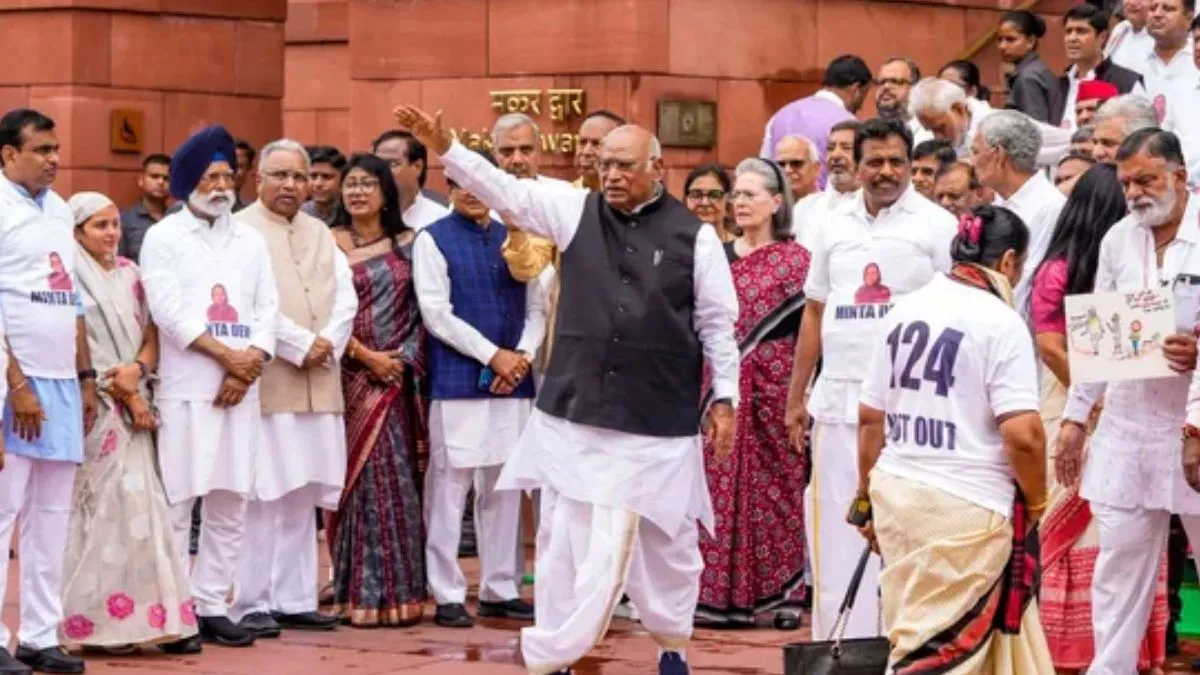 bihar-sir-oppn-mps-protest-wearing-124-not-out-slogan-on-tshirts-what-message-they-wanted-to-deliver-details-inside