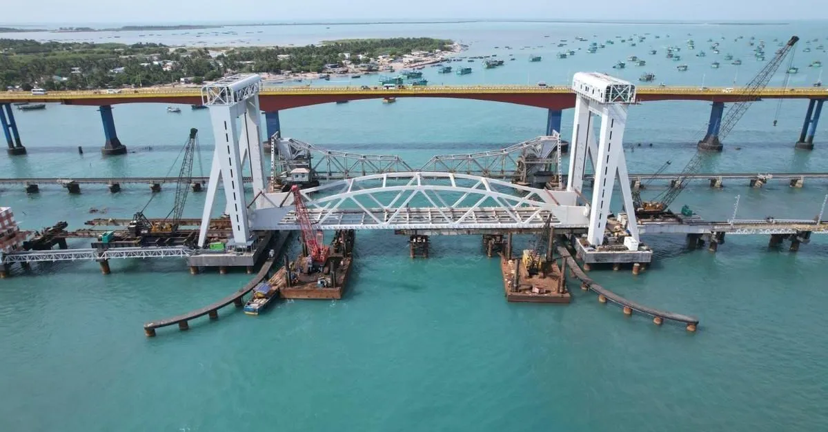 tamil-nadu-railway-news-train-services-suspended-at-rameswaram-due-to-technical-glitch-in-new-pamban-rail-bridge