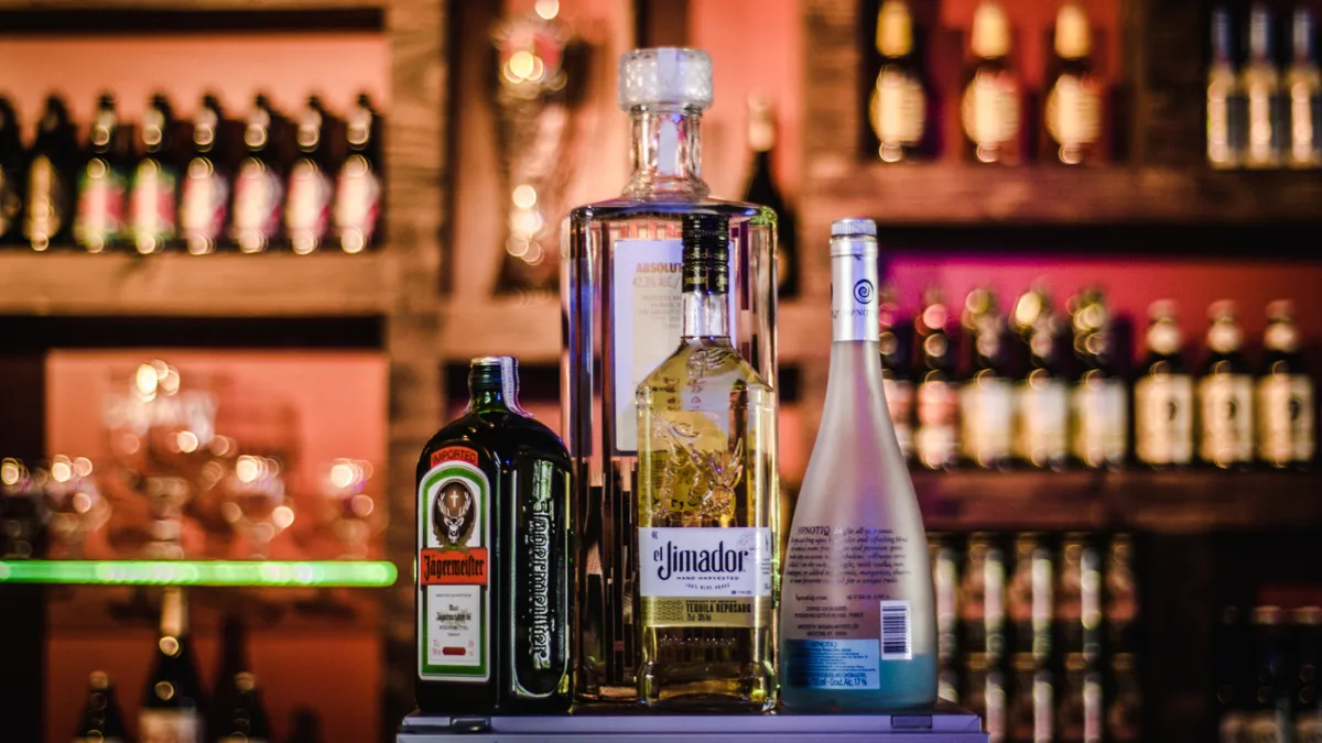 delhi-dry-days-liquor-shops-closed-independence-day-janmashtami-liquor-stores-in-delhi-noida-gurugram-details-here