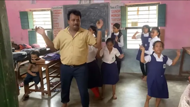 teacher-energetic-dance-practice-with-students-on-des-rangila-song-brings-back-nostalgia-in-viral-video