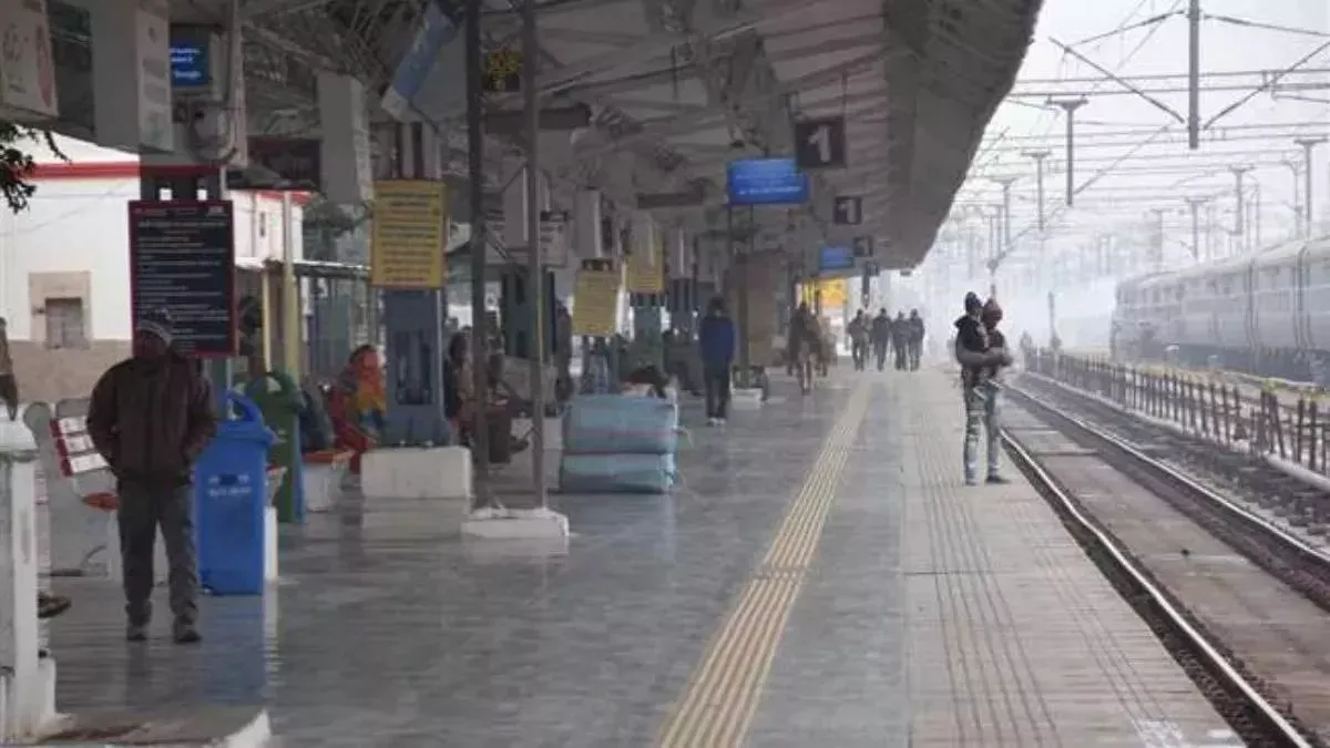 railways-prohibits-unauthorised-vendors-on-station-platforms-introduces-qr-code-ids-details