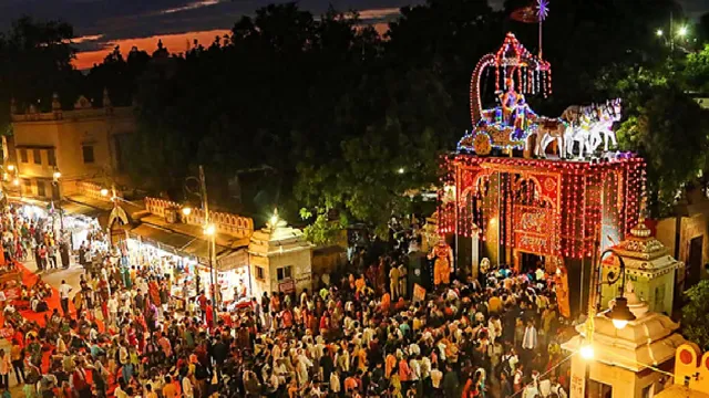 mathura-janmashtami-celebrations-special-security-arrangement-as-lakhs-of-devotees-reach-holy-city-cm-yogi-to-offer-prayers