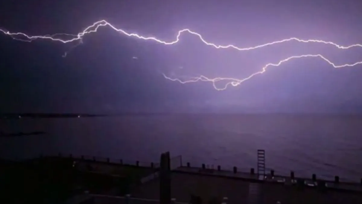 us-long-island-man-films-10milelong-lightning-bolt-during-storm-video-goes-viral
