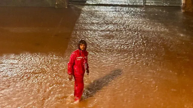 zomato-delivery-man-battles-heavy-mumbai-rains-wins-hearts-for-his-unstoppable-spirit-in-viral-post
