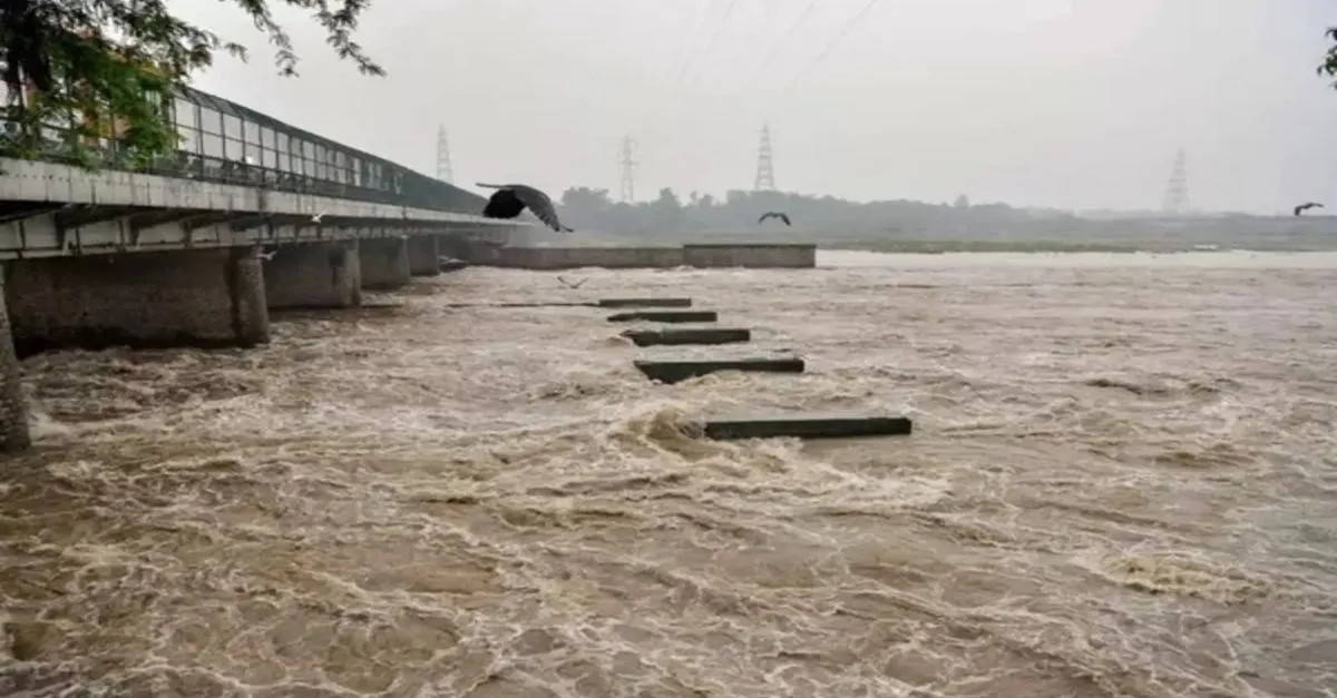 delhi-yamuna-floods-old-yamuna-bridge-likely-to-get-closed-as-river-breaches-danger-mark-check-areas-under-alert