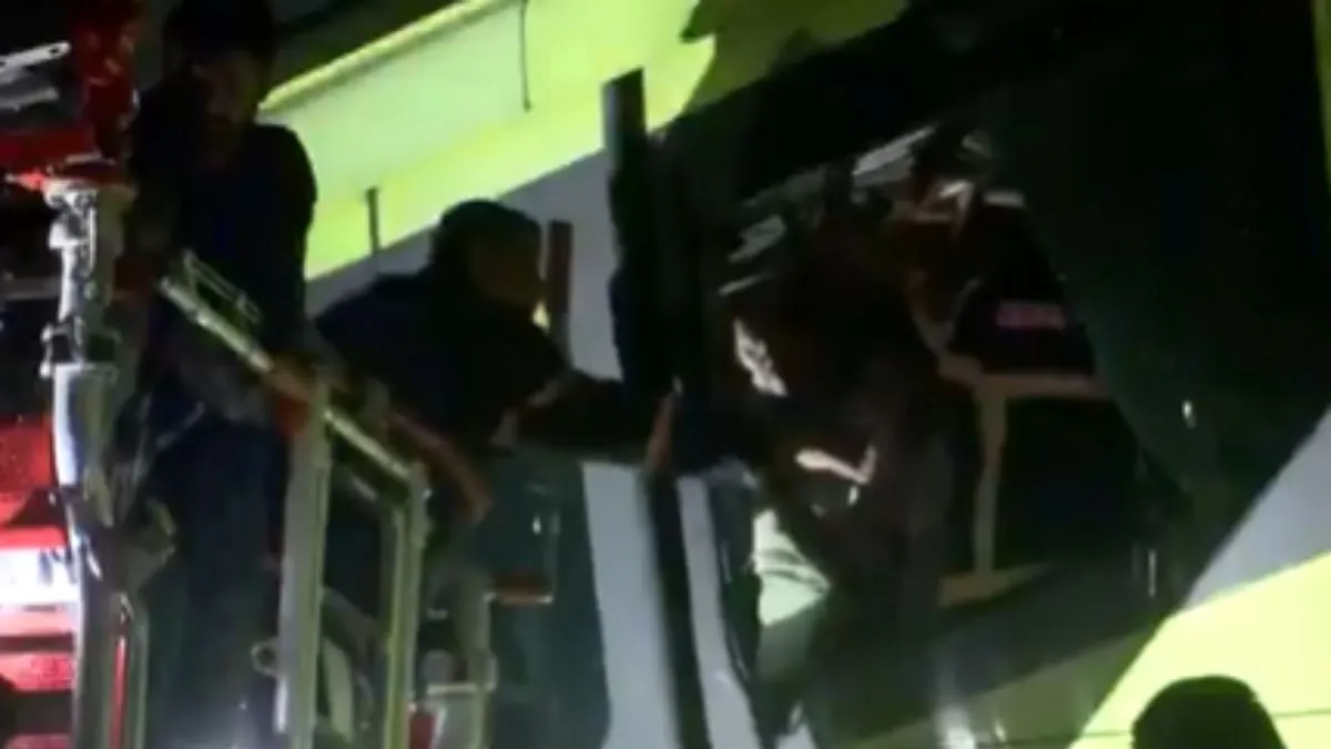 mumbai-monorail-rescue-video-passengers-evacuated-through-broken-windows-of-stalled-train-watch