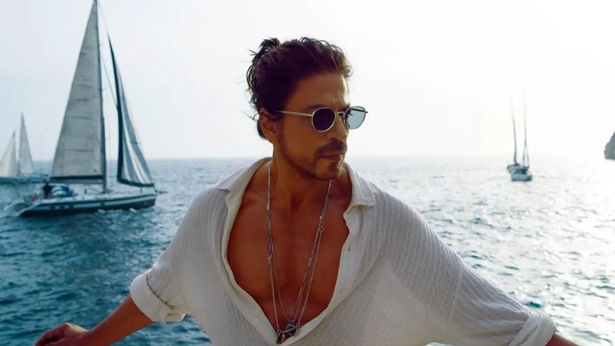 fan-disguises-as-zomato-delivery-boy-in-hilarious-attempt-to-meet-shah-rukh-khan-at-mannat-video
