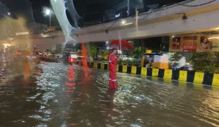 telangana-weather-hyderabad-faces-traffic-chaos-amid-heavy-rain-yellow-and-red-alerts-issued-for-multiple-districts
