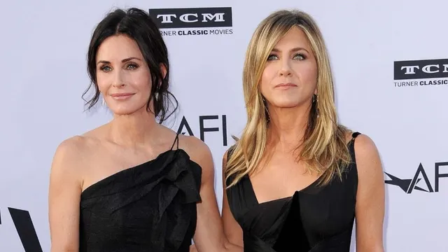 friends-stars-jennifer-aniston-and-courteney-cox-drop-cute-selfie-netizens-hail-their-ill-be-there-for-you-bond